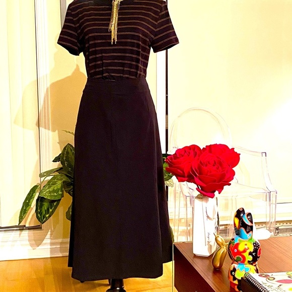 Reitmans black  full A-line skirt w/ back zip & top hook closure. 🖤 - Picture 4 of 11